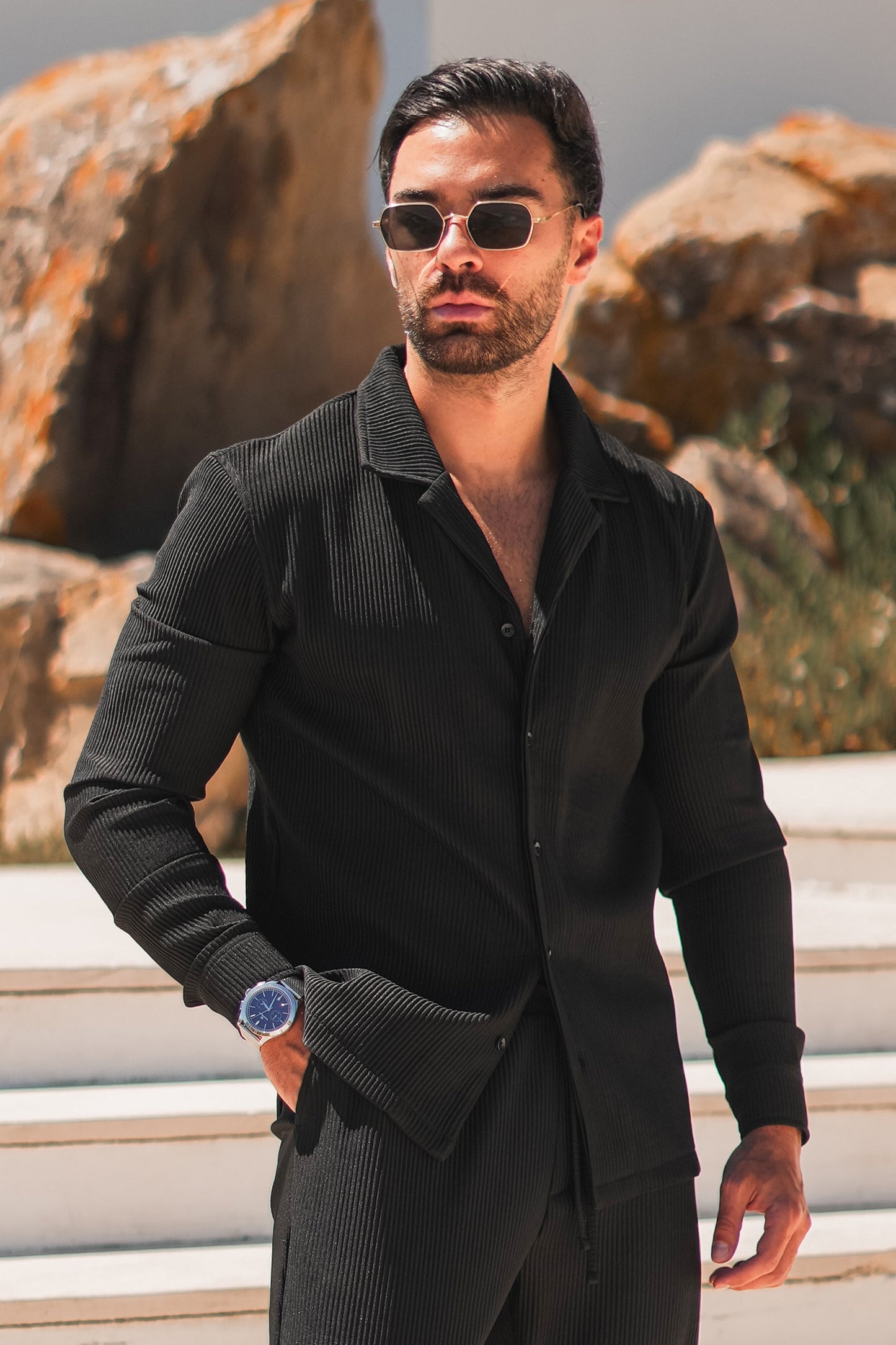 THE SLIM PLEATED SHIRT - BLACK
