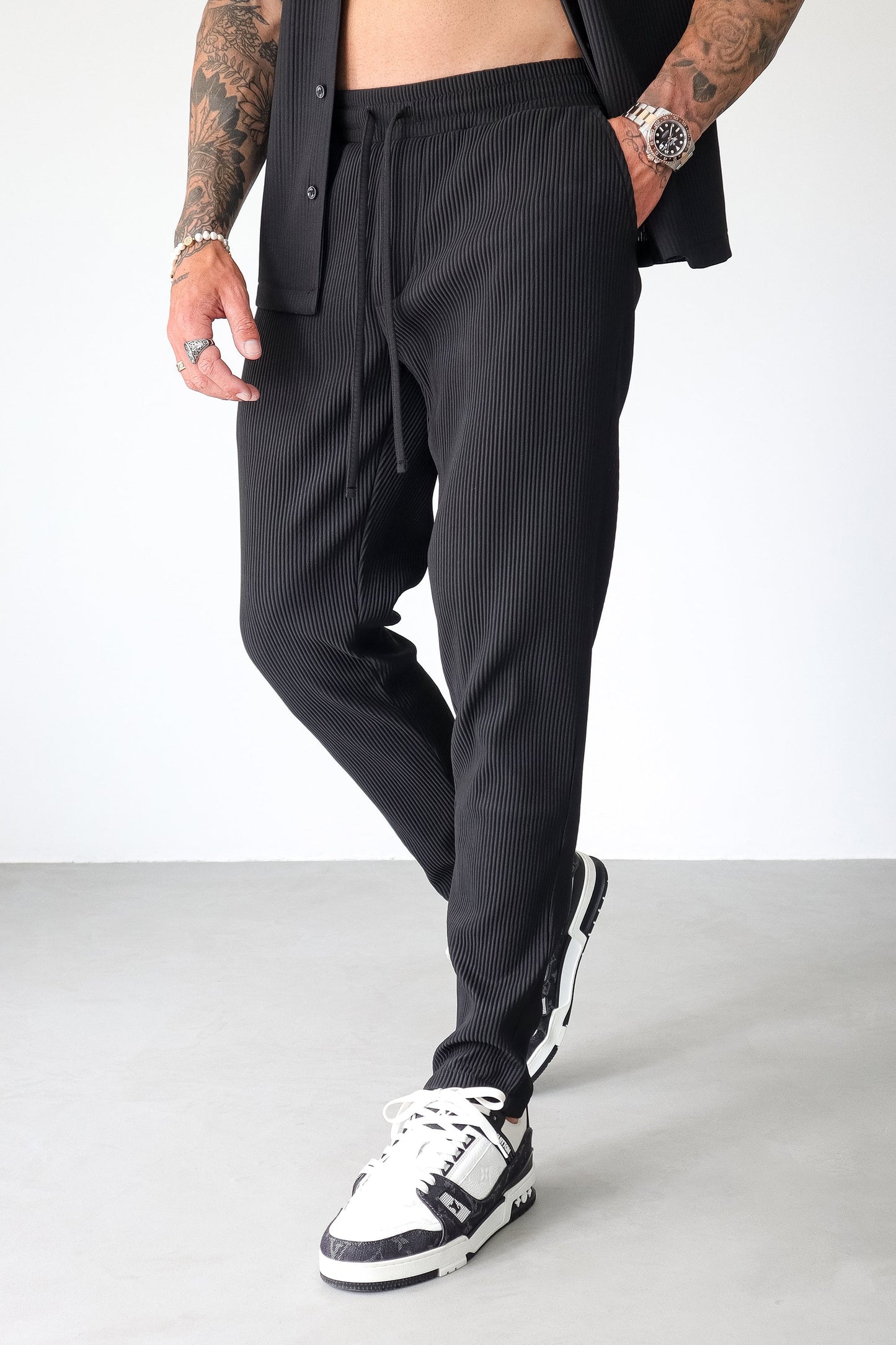 THE SLIM PLEATED TROUSERS - BLACK