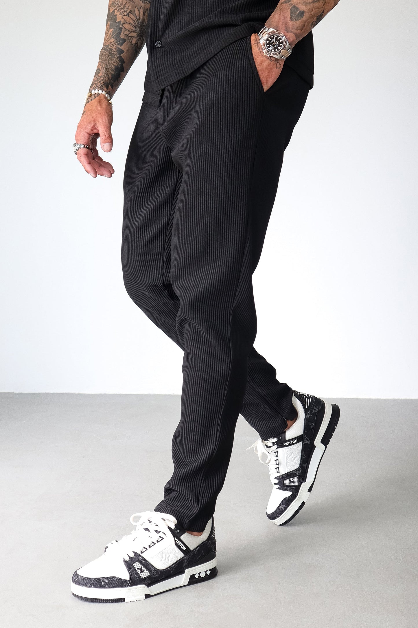 THE SLIM PLEATED TROUSERS - BLACK