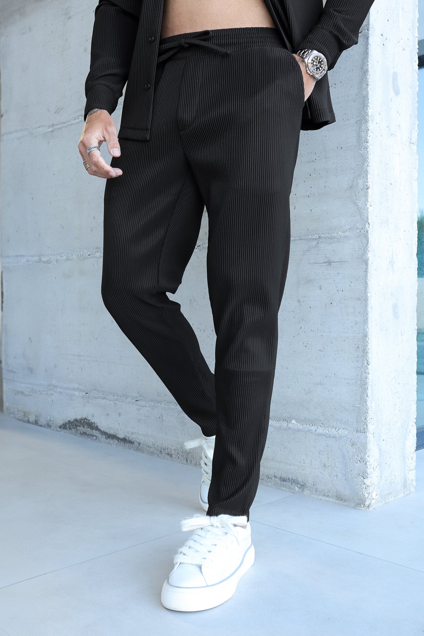 THE SLIM PLEATED TROUSERS - BLACK