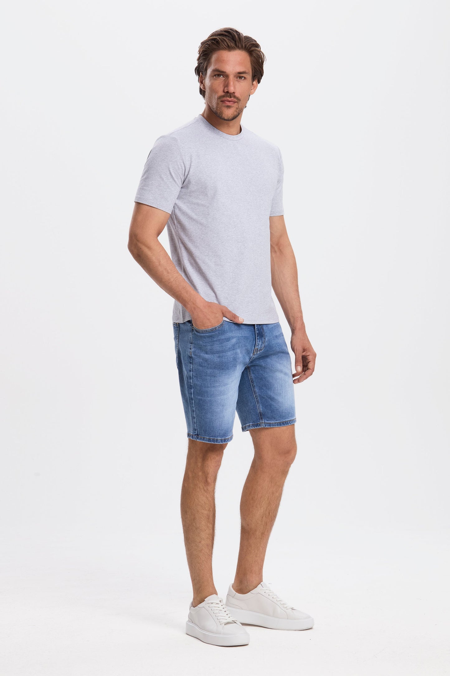 THE MUST-HAVE TEE