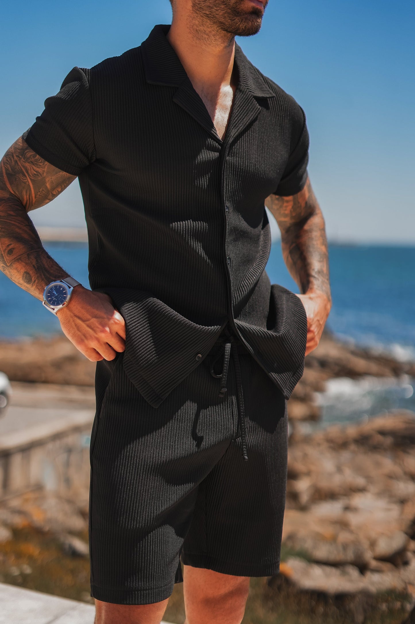 THE SLIM PLEATED SHORTS - BLACK