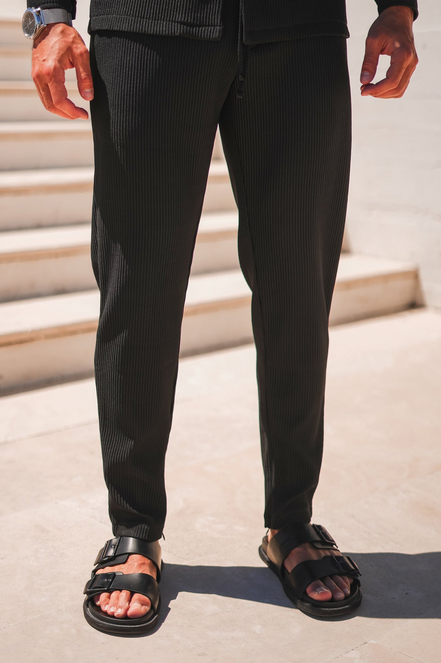 THE SLIM PLEATED TROUSERS - BLACK