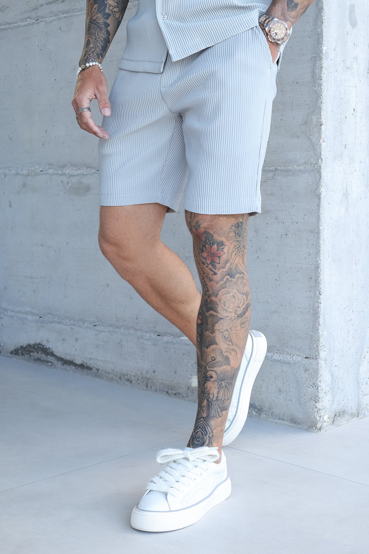 THE SLIM PLEATED SHORTS - GREY
