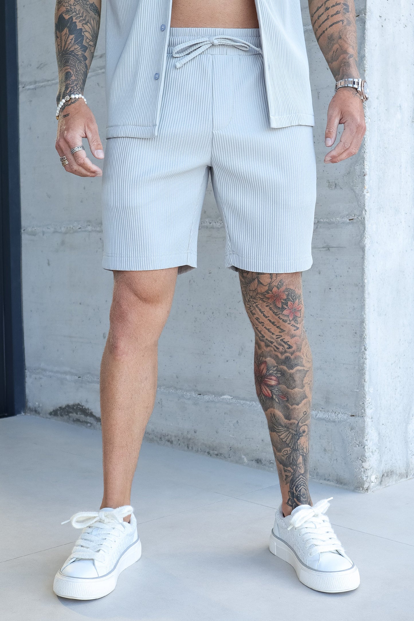 THE SLIM PLEATED SHORTS - GREY