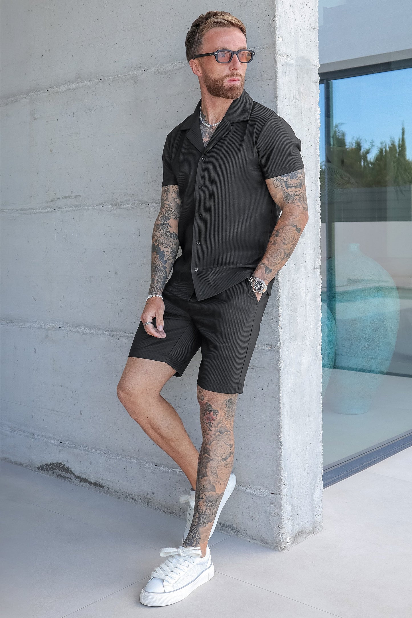 THE SLIM PLEATED SHORTS - BLACK