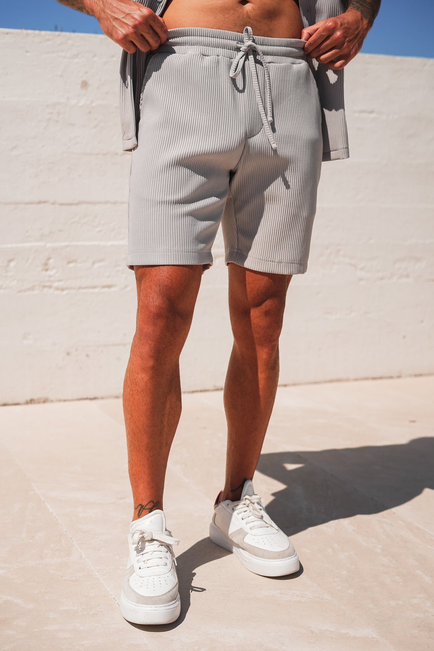 THE SLIM PLEATED SHORTS - GREY