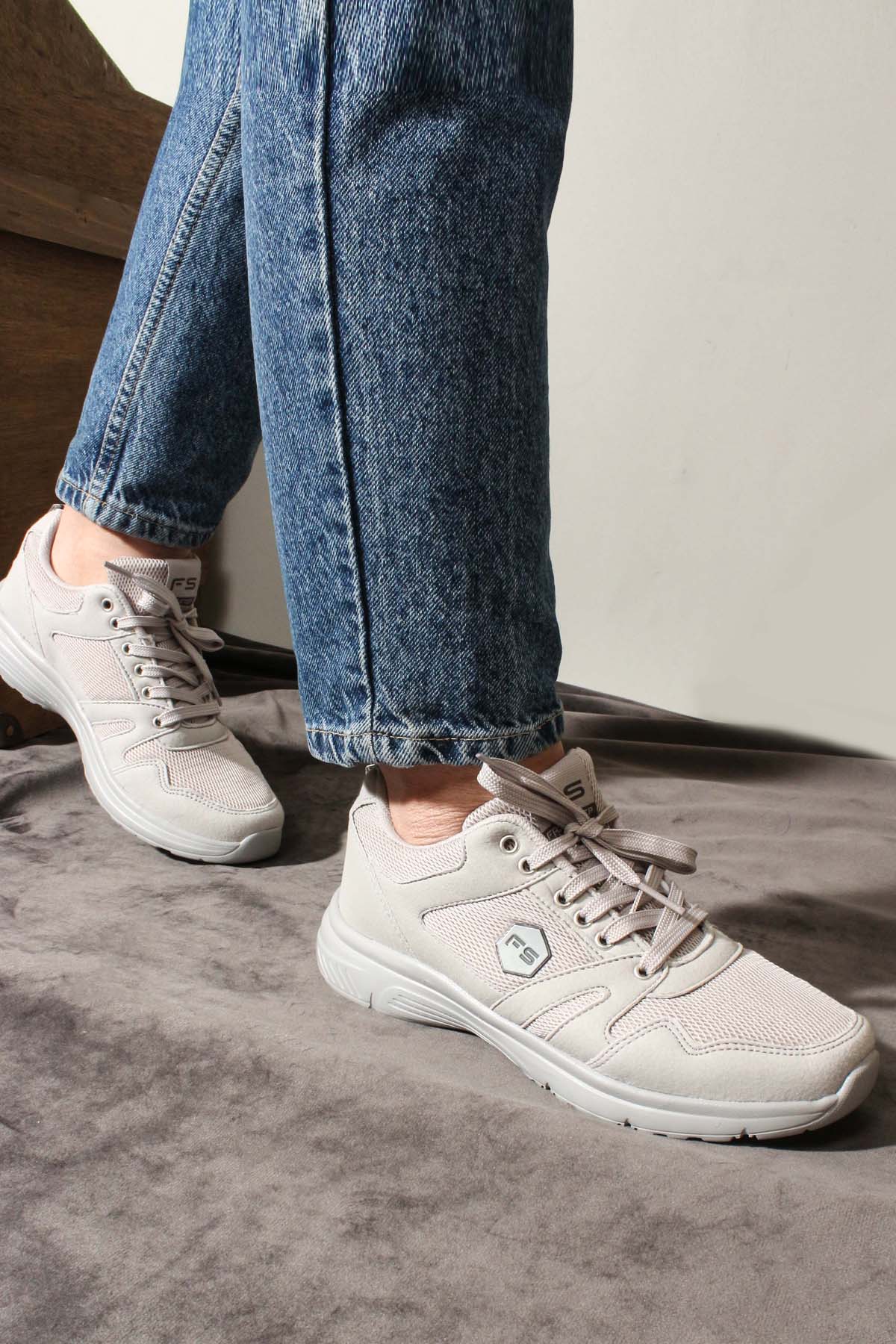 Men's Light Gray Athletic Sneakers with Breathable Mesh
