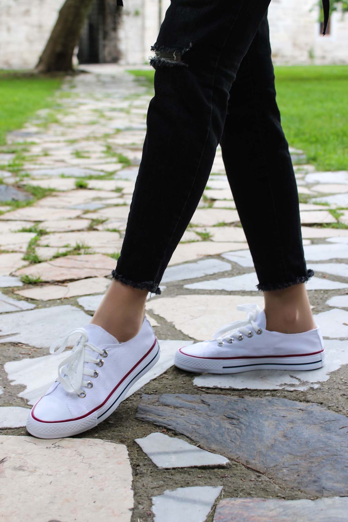KOALA SYDNEY Men's White Canvas Low-Top Sneakers with Red Stripe Detail