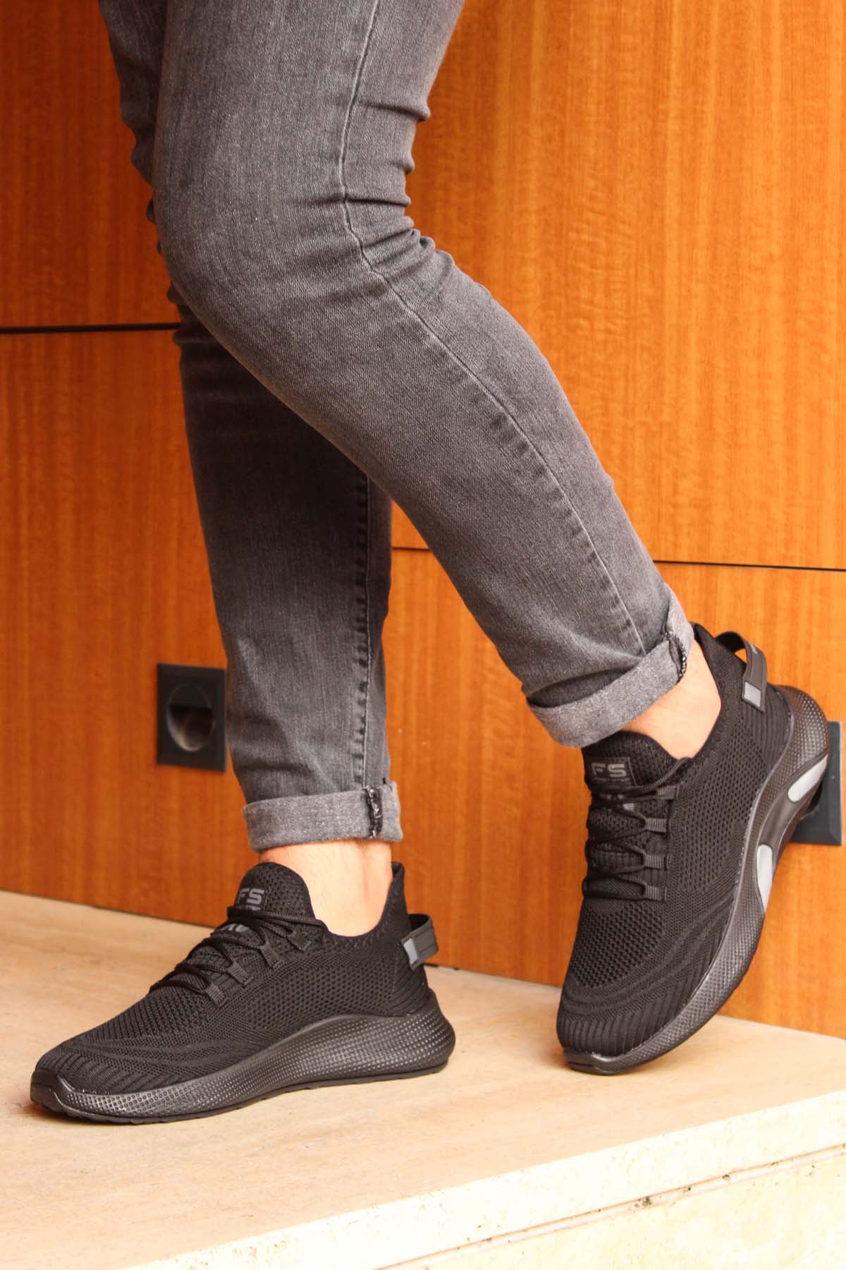 Men's Black Knit Sneakers with Lightweight Sole