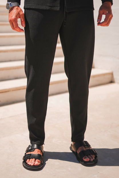 THE SLIM PLEATED TROUSERS - BLACK