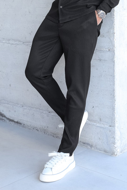 THE SLIM PLEATED TROUSERS - BLACK