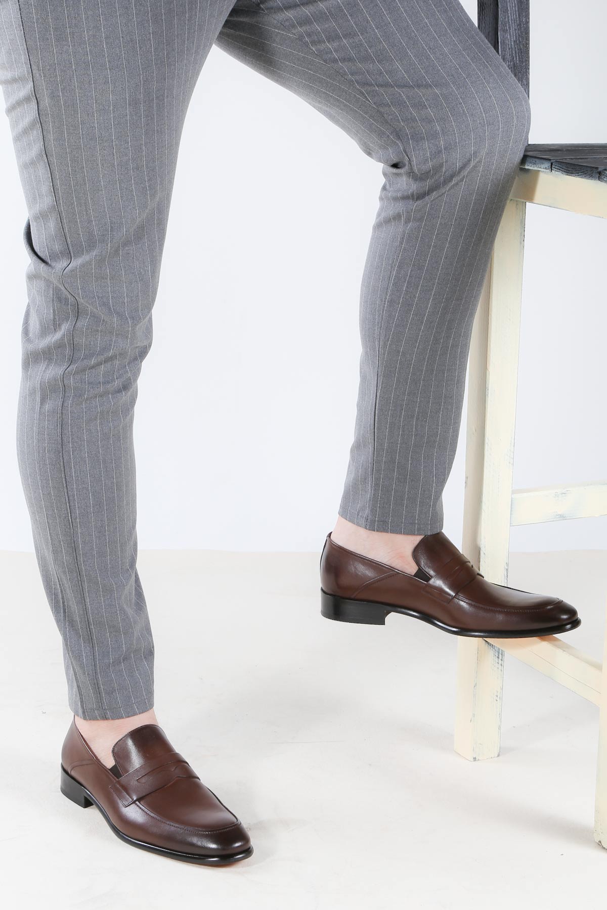 Men's Classic Brown Penny Loafers with Sleek Leather Finish