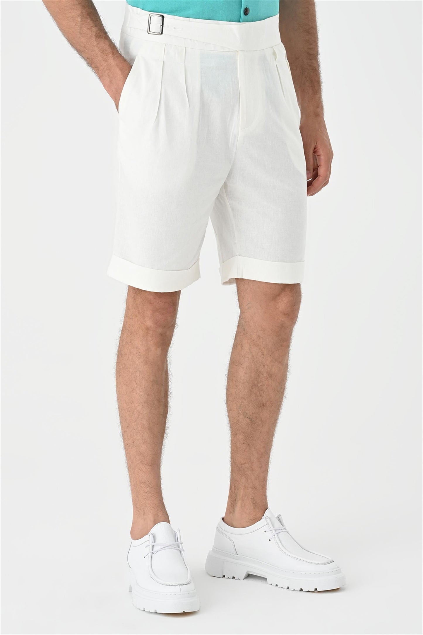 Men's White Buckle Detailed Pleated Shorts