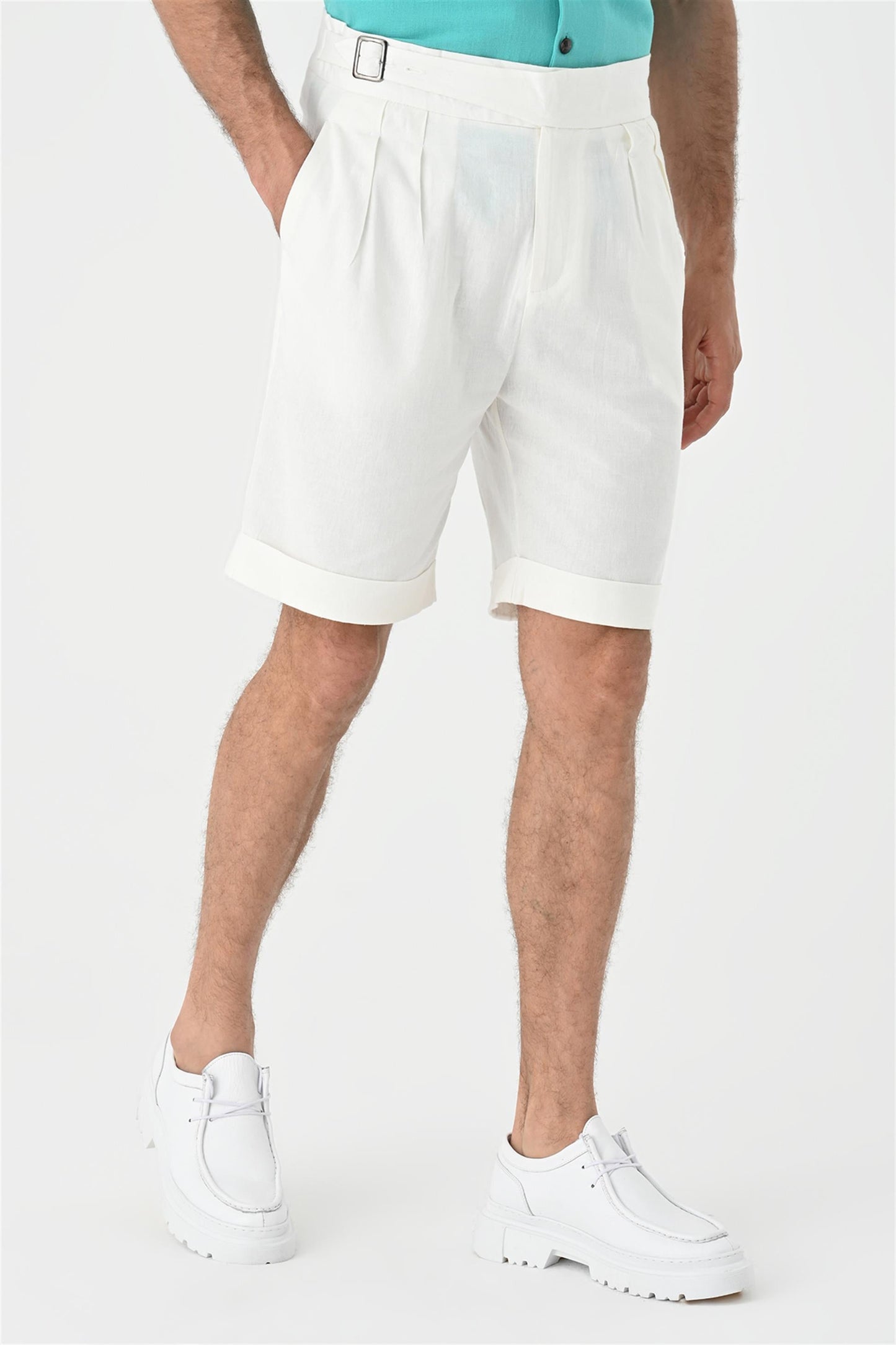 Men's White Buckle Detailed Pleated Shorts