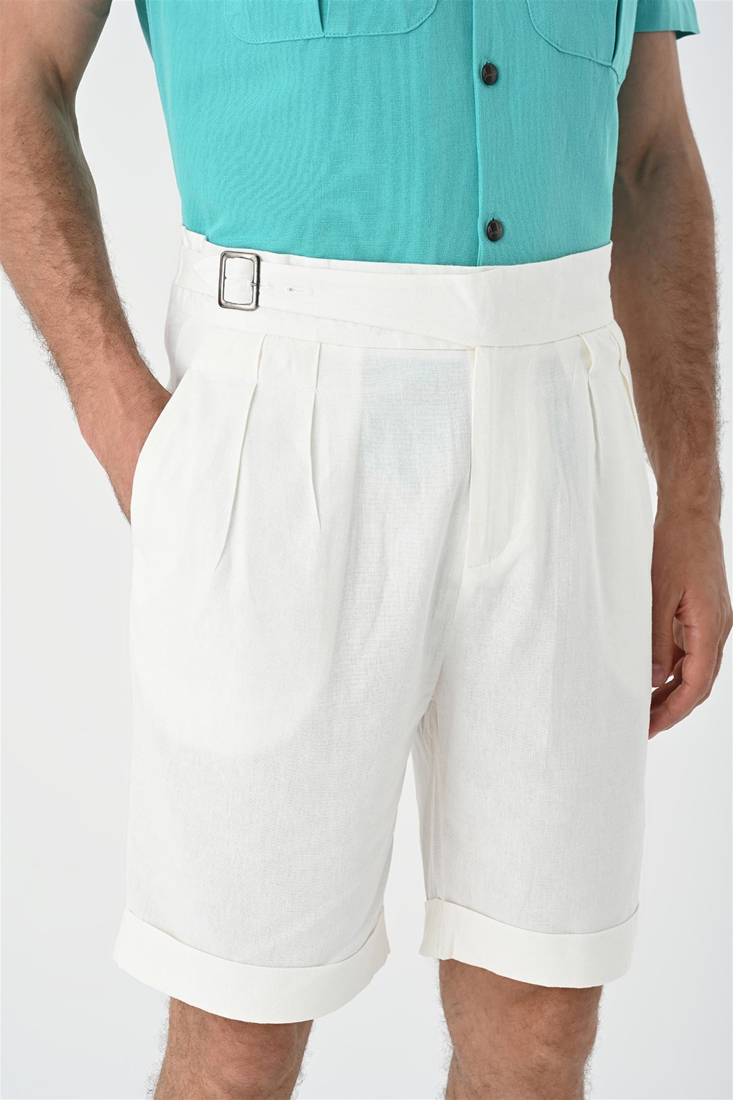 Men's White Buckle Detailed Pleated Shorts